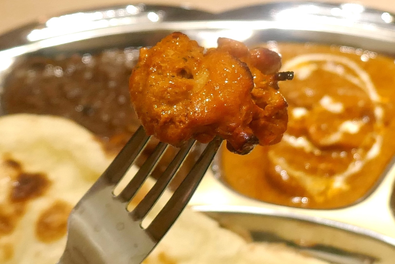 「秘伝のチキンティッカ」は、とにかく鶏肉の旨味が濃厚で、加えて塩気やスパイスの風味が絶妙！