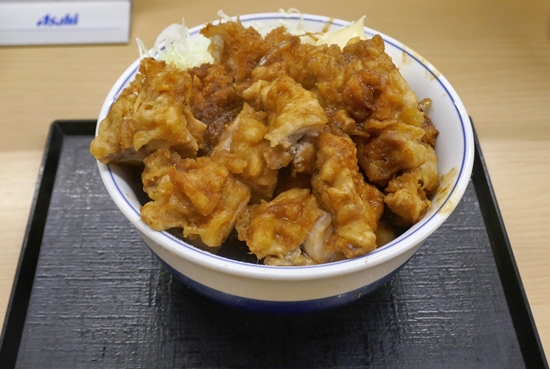 食レポ 丼に山盛りのこのボリューム かつやに 生姜からあげだれのチキンカツ丼 爆誕 チキンカツ 生姜だれを絡めたからあげの合盛り丼 からあげは 100円で2倍に ネタとぴ