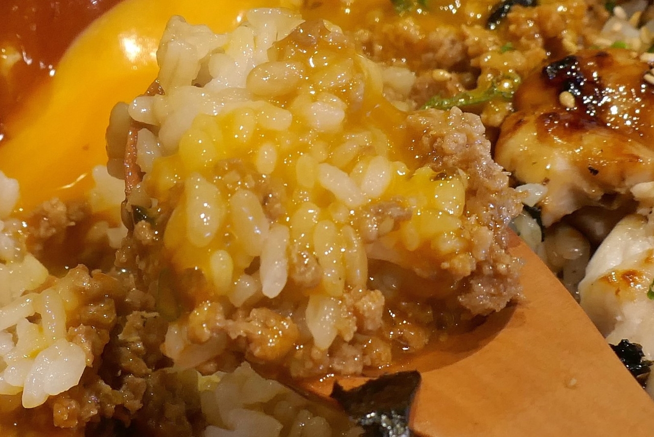 黄身をプラスした鶏そぼろご飯は、黄身のコクが効いてナイスなウマさ！