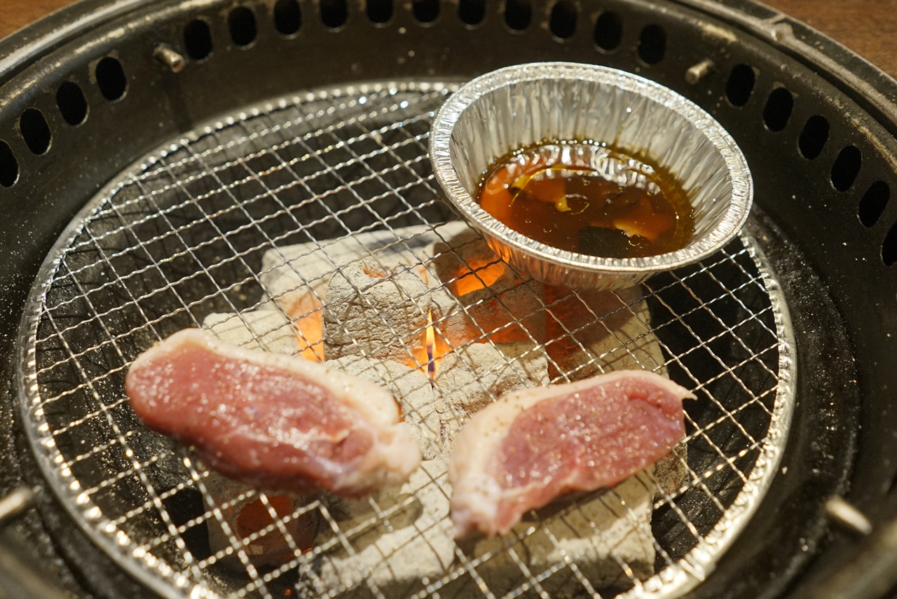食べる前に熱した金網の上に鴨肉とアルミ容器に入ったソースをセット！