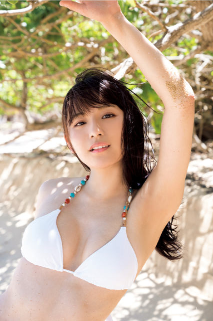 千年に一度の童顔巨乳 の胸元をさらけ出した大胆ショットが話題に 浅川梨奈さんが3rd写真集の表紙カットを公開 生まれたままの姿 にぶかぶかシャツを羽織っただけ ネタとぴ