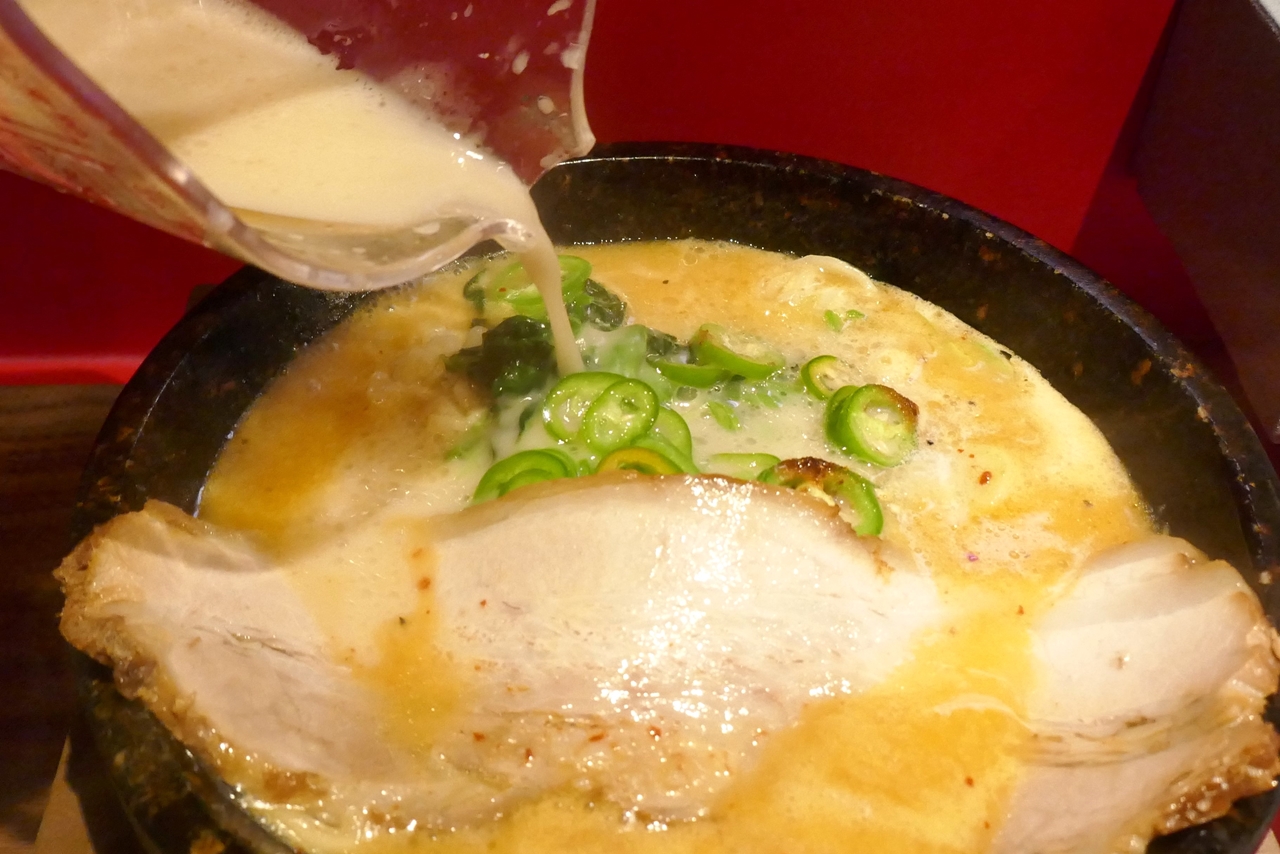 最初に注ぎ入れられたスープの熱気が落ち着いたら残りのスープを自分で投入！