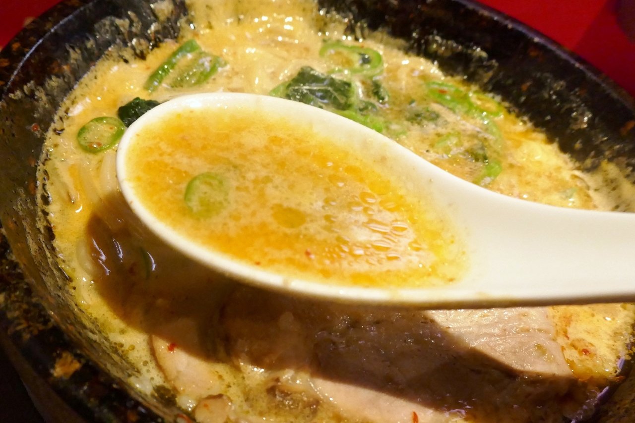 スープは、豚骨の濃厚な旨味、いい塩梅の塩気、胡椒や青唐辛子の風味が効いて辛ウマ！