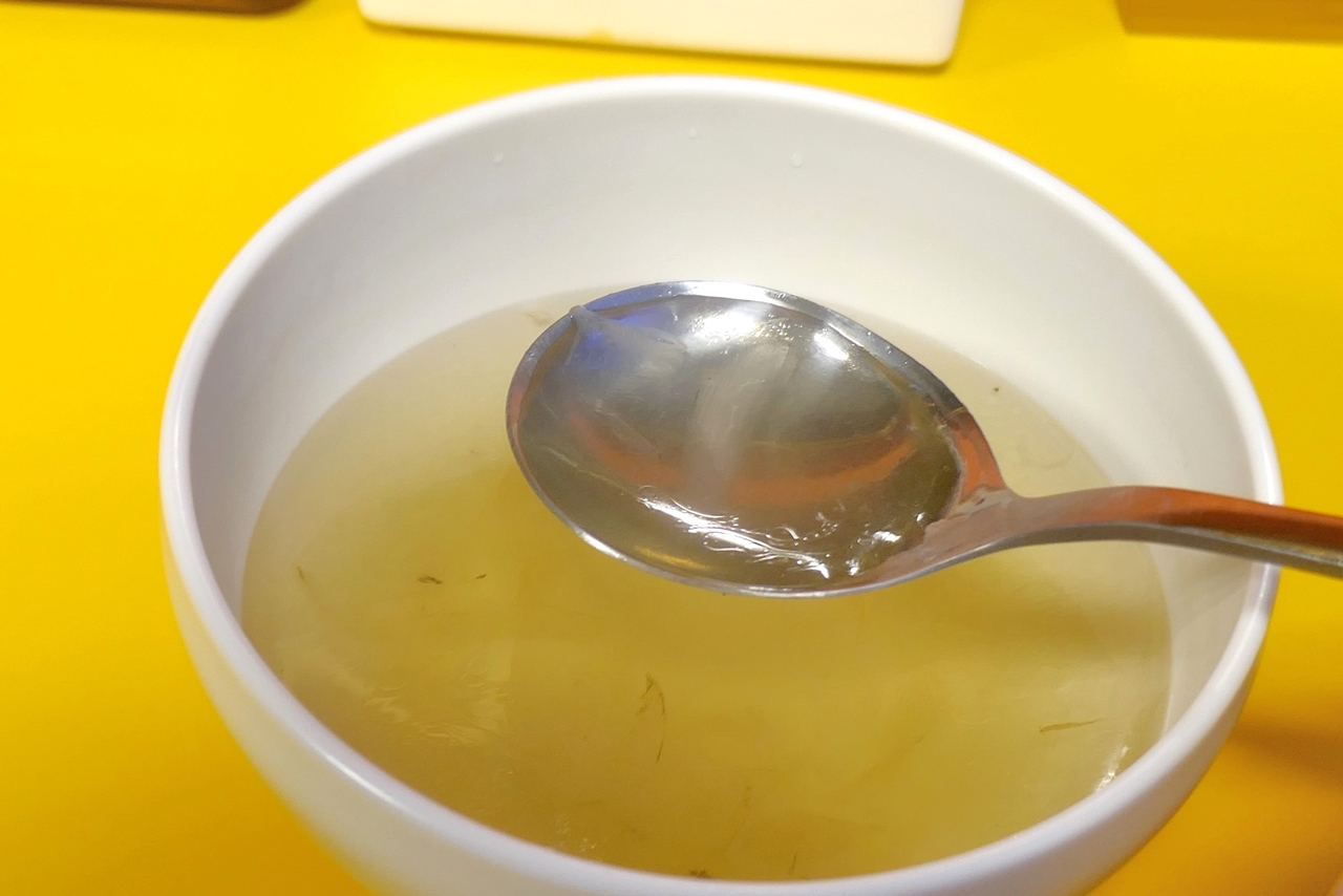 熱々スープは出汁の旨味と玉ねぎの甘味が効いて箸休めにピッタリ！