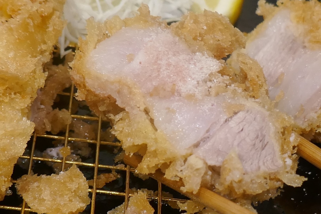 「南の島豚特上ロースかつ」は、シンプルにお肉の旨味を引き出す上に、優しい塩気が効いた岩塩で食べるのが最高！