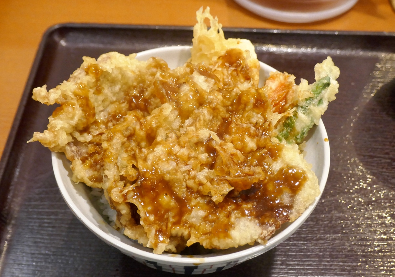 「すて～きなビーフ天丼」にセットされた「ビーフ天」は、1枚1枚が大きな上に3枚も入っているので、パット見の印象では他の天ぷらの存在感0！