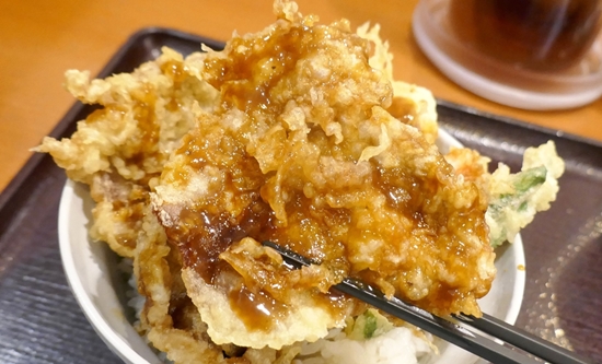 食レポ 天丼てんやで 牛ミスジ を使った すて きなビーフ天丼 甘酸っぱいオリジナルソースと相性最高の ビーフ天 七味をかけるとご飯が止まらない ネタとぴ