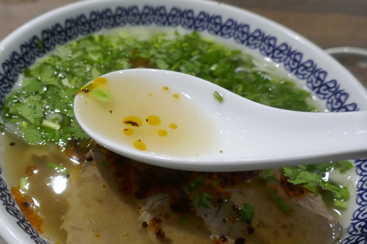スープは、牛の旨味、塩気がすっごく濃厚で、日本の淡麗系ラーメンが好きな方であれば好むウマさ！