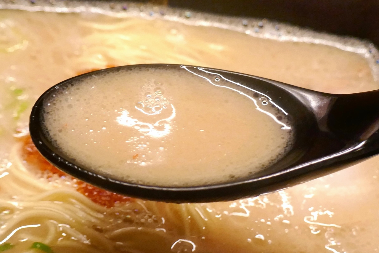 スープは豚骨スープ独特の力強い旨味はそのままに、油分がほとんど感じられず後味軽やか！
