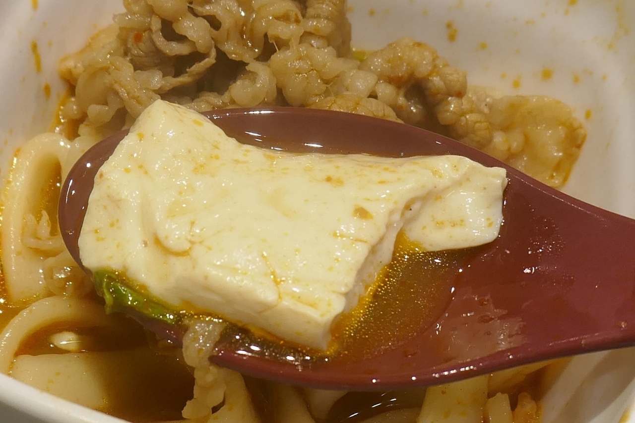 水気満点な絹豆腐は、「麻辣牛鍋」を食べた口の中をリフレッシュさせる意味でも、食事の最後に食べるのがオススメ！