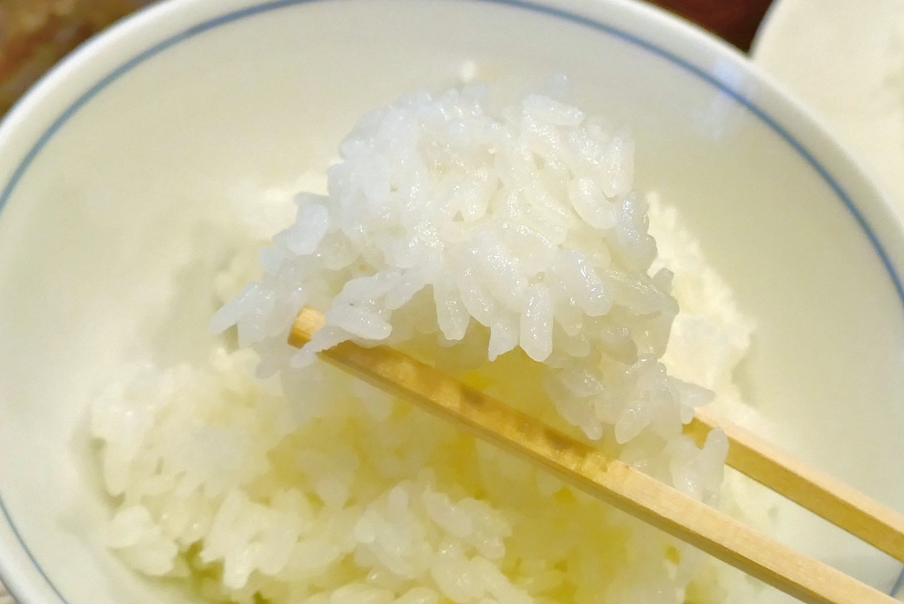 新潟産コシヒカリは米自体の旨味がメチャ強く、濃いめなソースを絡めて「特ヒレかつ」を食べた時に特に食が進みます！