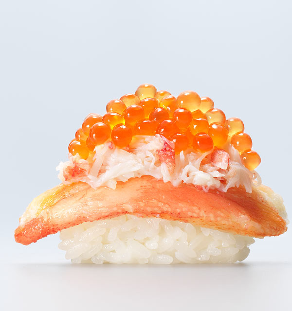 「本ずわい蟹とイクラの三段つかみ寿司」300円（税別）※なくなり次第終了
