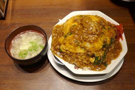 食レポ 大阪王将に三層構造の炒飯が登場 魅惑の肉あんかけニラ玉炒飯 は食べる手が止まらないウマさ 大盛り無料でコスパも最強 ネタとぴ