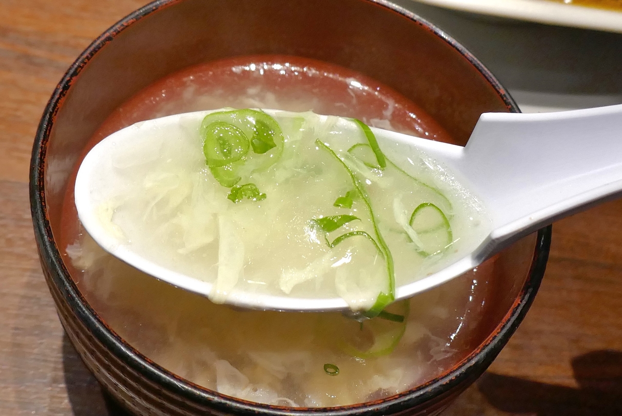 熱々さっぱりなスープは、濃いめなウマさの「魅惑の肉あんかけニラ玉炒飯」との相性最高！