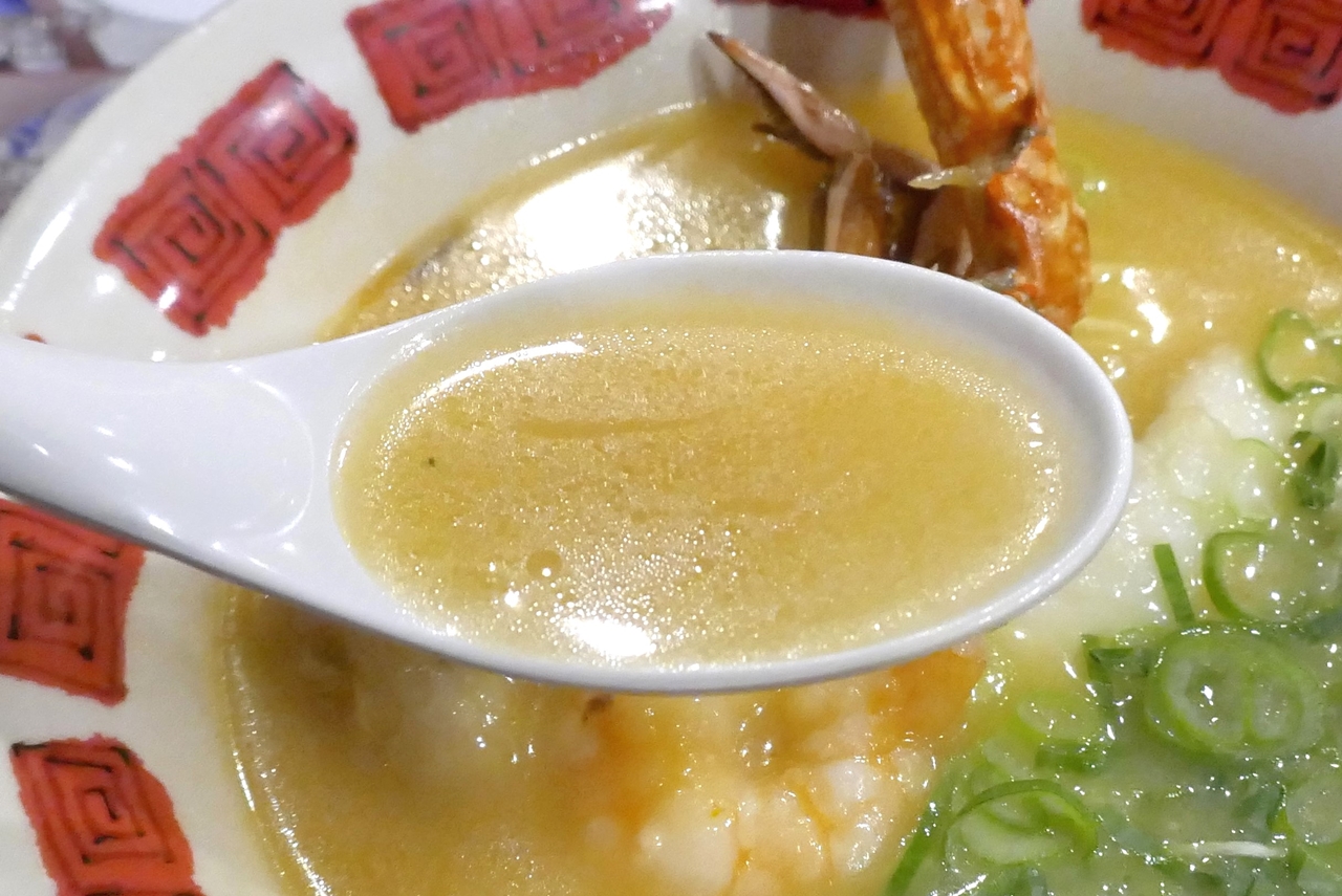 スープの舌触りは豚骨スープを思わせるほどに滑らかで、あとから濃厚かつ脂っこさ0な魚介系の旨味がガツン！　と、効いてナイスなウマさ！