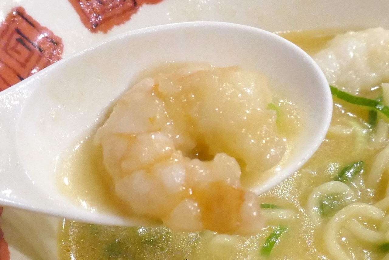 海老はプリプリとした食感で、魚介の旨味に満ちたスープともマッチ！