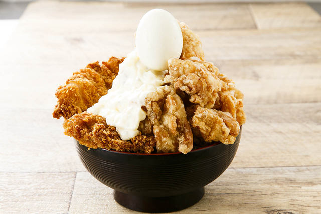 チキンカツ1枚 唐揚げ8個の総重量1kg超で980円 35周年記念 鳥良商店 デカ盛りメニュー第一弾 パワフル チキ チキ丼 が本日18日 月 発売 ネタとぴ