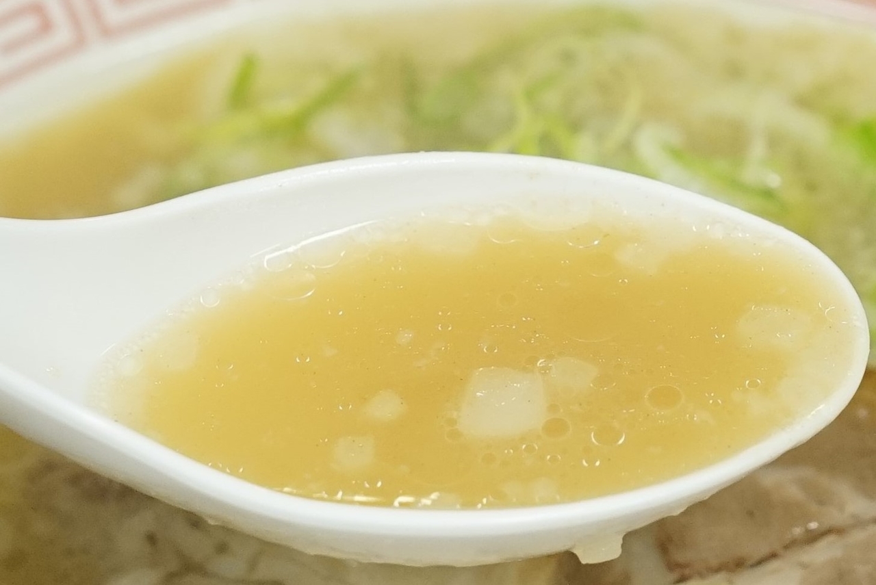 ベースのスープは穏やかな旨味と甘味に満ちた豚骨醤油風味！