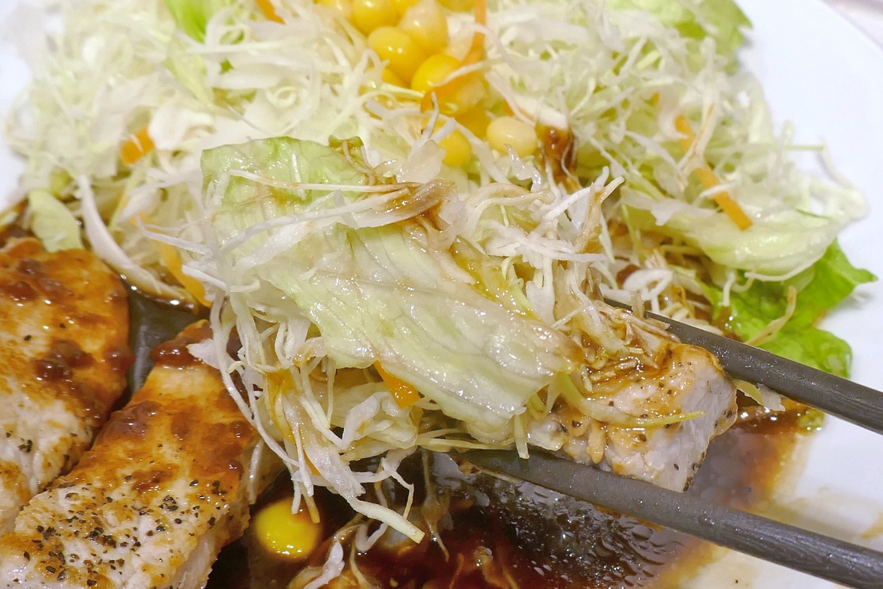 「厚切り豚テキ」を食べる時に生野菜サラダをプラスすることで、生野菜サラダの水分の効いて塩気も脂っこさも薄れて後味さっぱり！