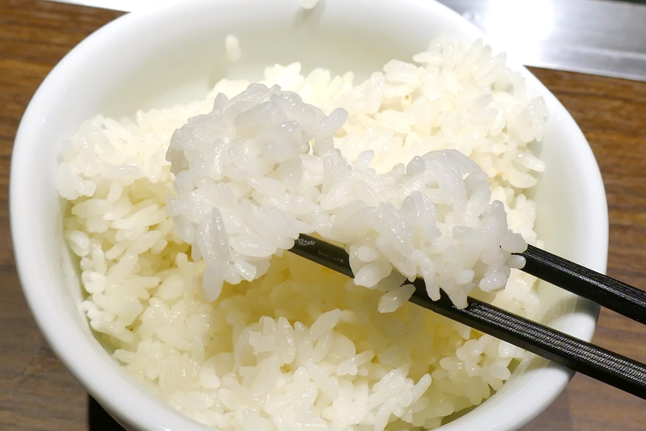 ご飯は北海道が誇るふっくら甘々な「ゆめぴりか」を採用し、ジンギスカンタレの風味に満ちた「特上ラム」、焼き野菜を交えてモリモリ食が進みます！
