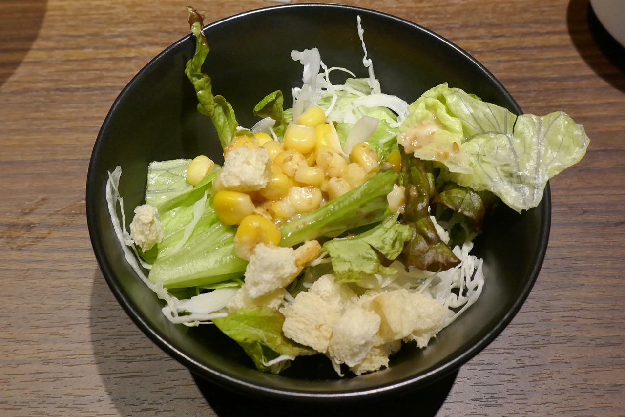 「松尾ジンギスカン」では、野菜不足気味な方に嬉しいサラダバーも完備！