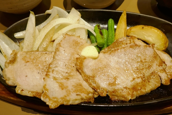 食レポ やよい軒で やみつきポークソテー定食 ボリューム満点のポークソテーににんにく醤油タレが絡んで ご飯お代わり無料をフル活用 野菜も摂れて大満足 ネタとぴ