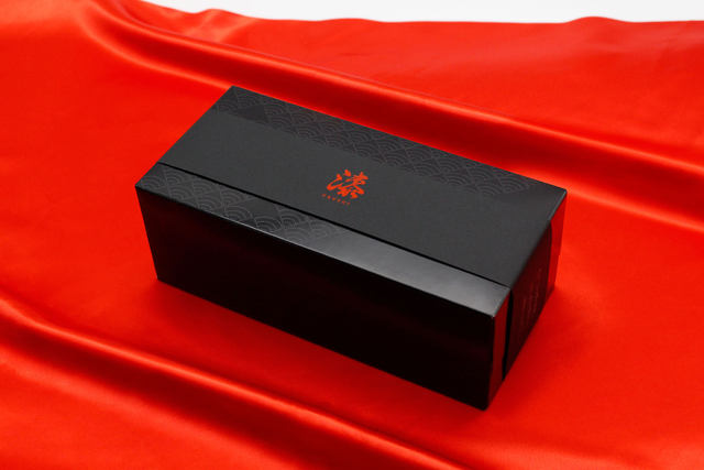 縁起良く円の高級テイッシュ 赤と黒4枚重ねの 漆ティッシュ が本日9日 月 発売 風呂敷に包まれた木箱の中に黒いボックスティッシュ ネタとぴ