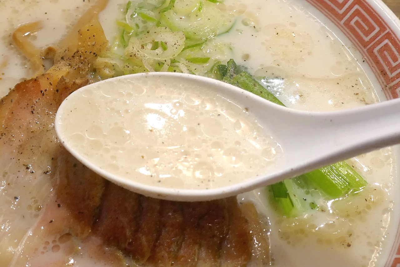 白雪色の牛骨スープは、旨味と甘味のバランスに優れていて飲みやすさ満点！