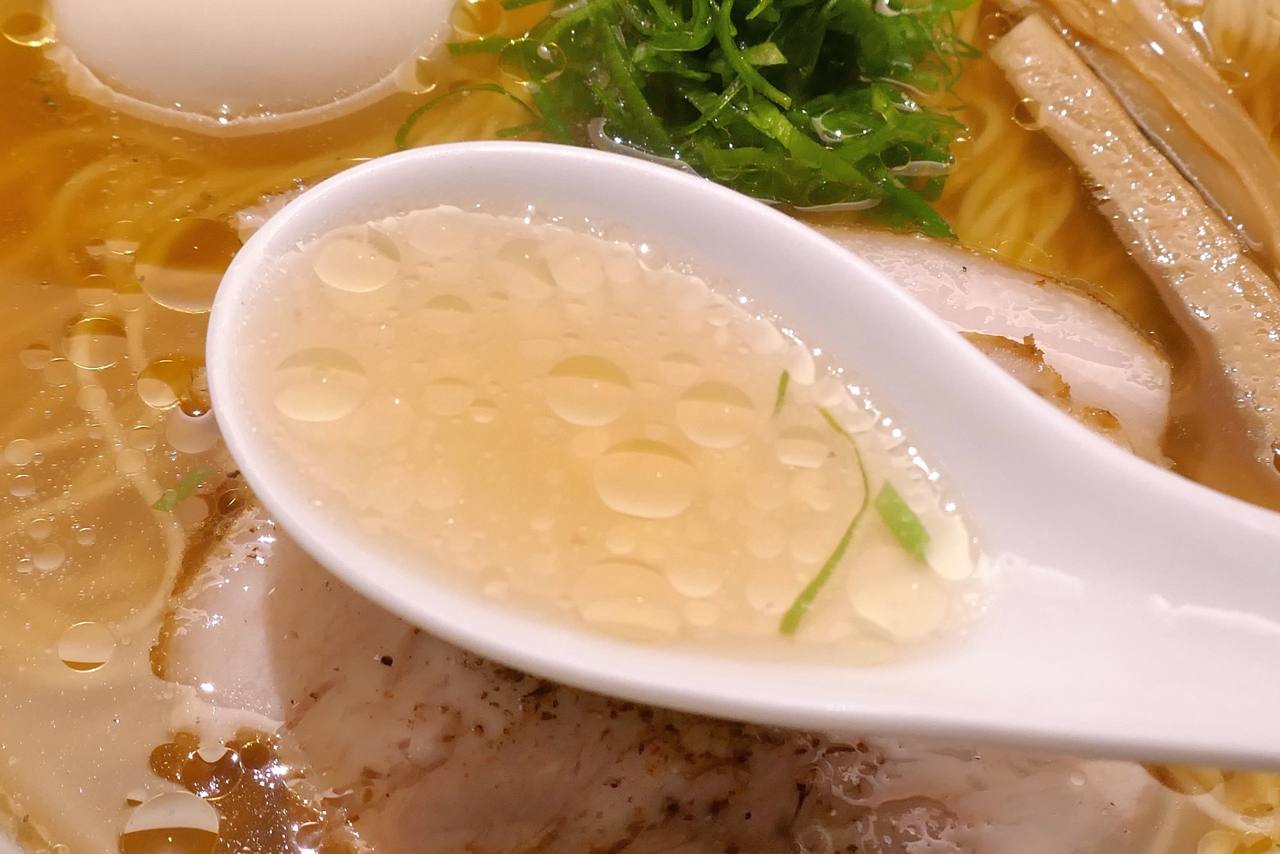 スープは透明感満点ながらも、動物、魚介、野菜の風味がバランス良く感じられ、一気に飲み干したくなる不思議なウマさ！