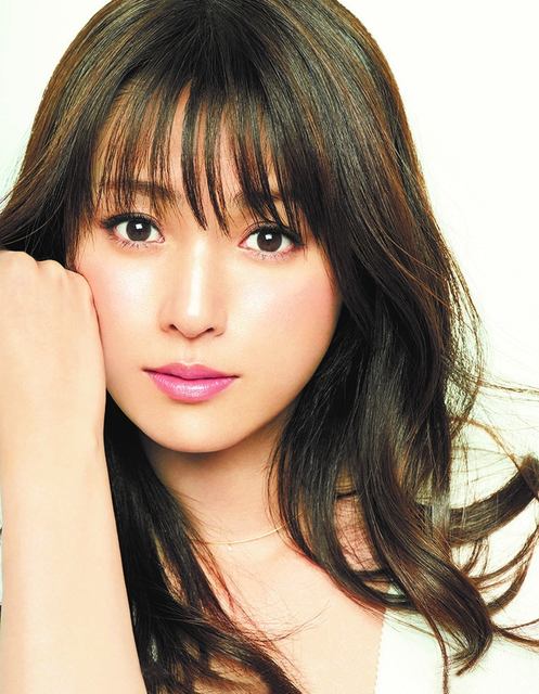 深キョンが汗を流す美ボディ披露 デサントがアンバサダーの深田恭子がしなやかに体を動かす動画を公開 筋トレする凛とした横顔や 爽やかに汗を流す姿が美しすぎる ネタとぴ