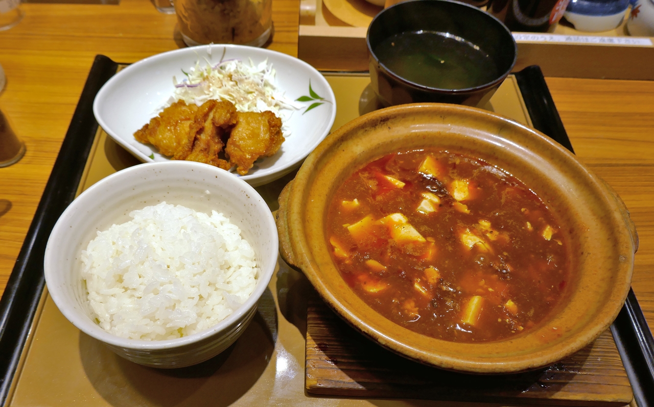 「四川麻婆豆腐とから揚げ定食」には、みそ汁ではなくわかめスープがついています