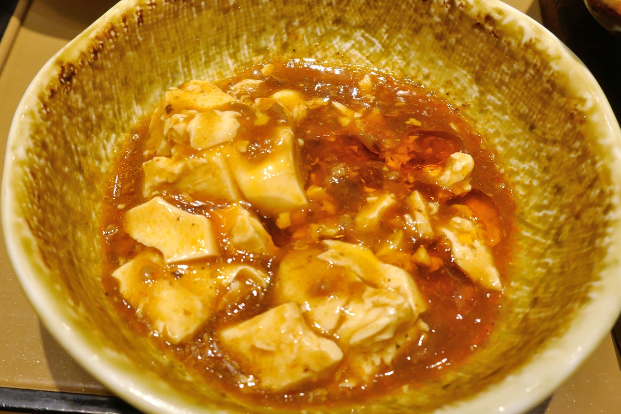 激辛辣油をプラスした四川麻婆豆腐は、刺激的な辛味が効いてご飯が進みます！