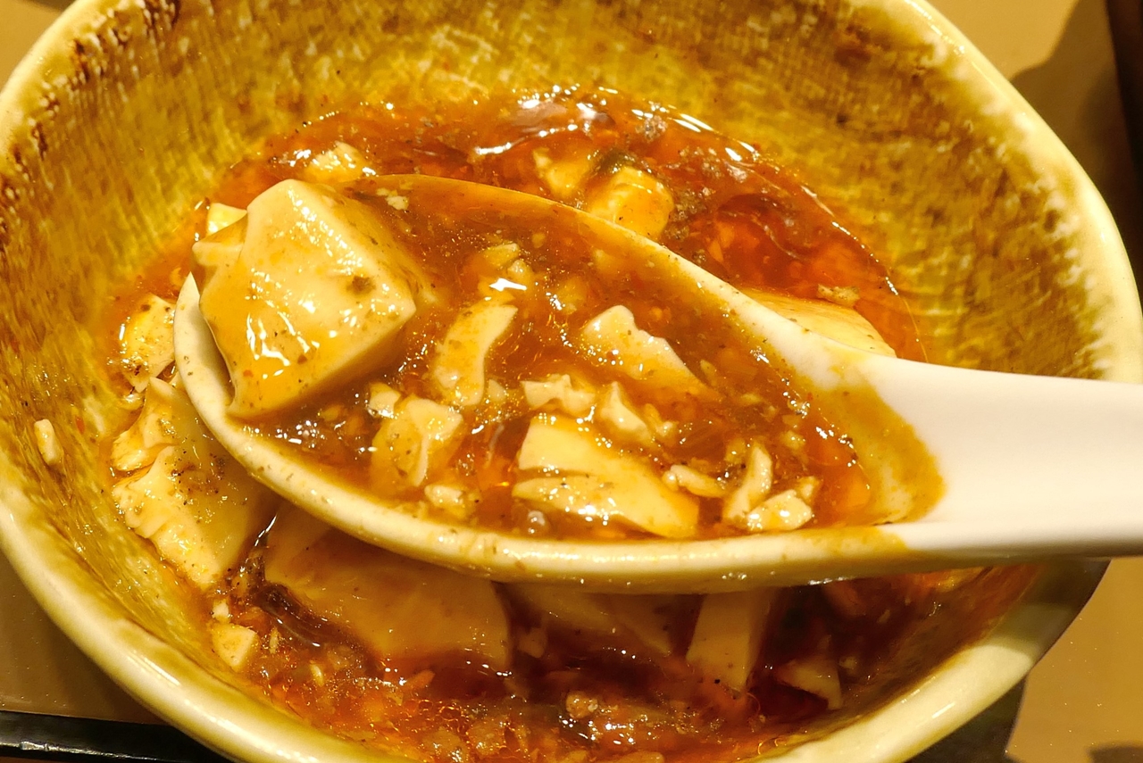 痺れる辛さの四川花椒と、刺激的な辛味が効いた激辛辣油で辛さを自分好みに！