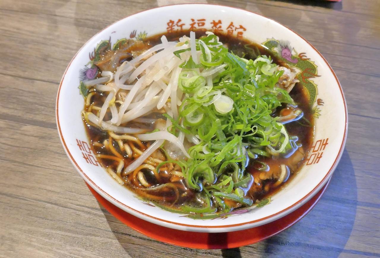 「中華そば」は、以前京都で食べた「中華そば」と比べ、あきらかに茹でもやしの量が多め！