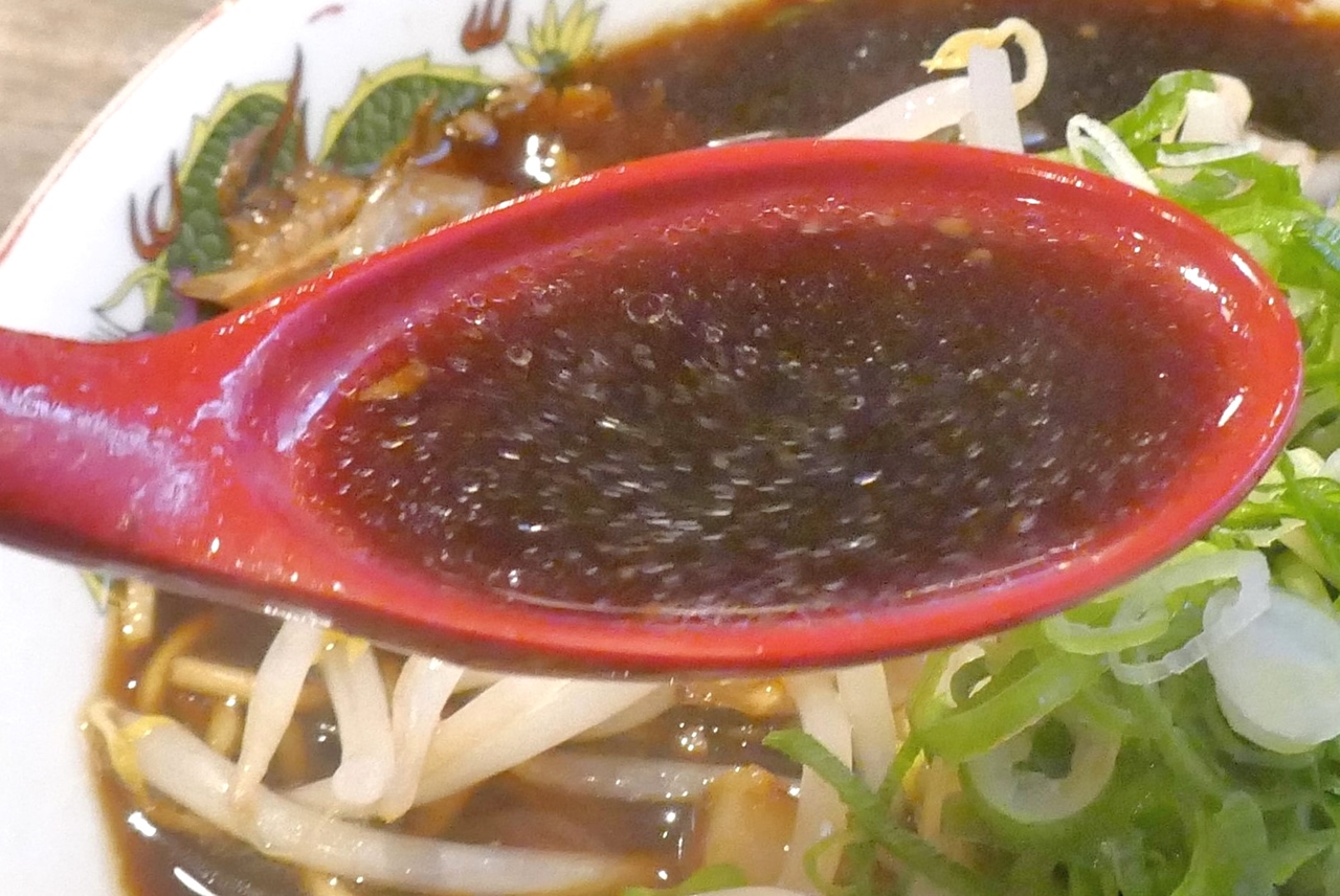 スープは動物系の旨味とともに、濃いめな醤油の風味が効いており、京都の「新福菜館」で食べた時よりも塩気がパワフル！