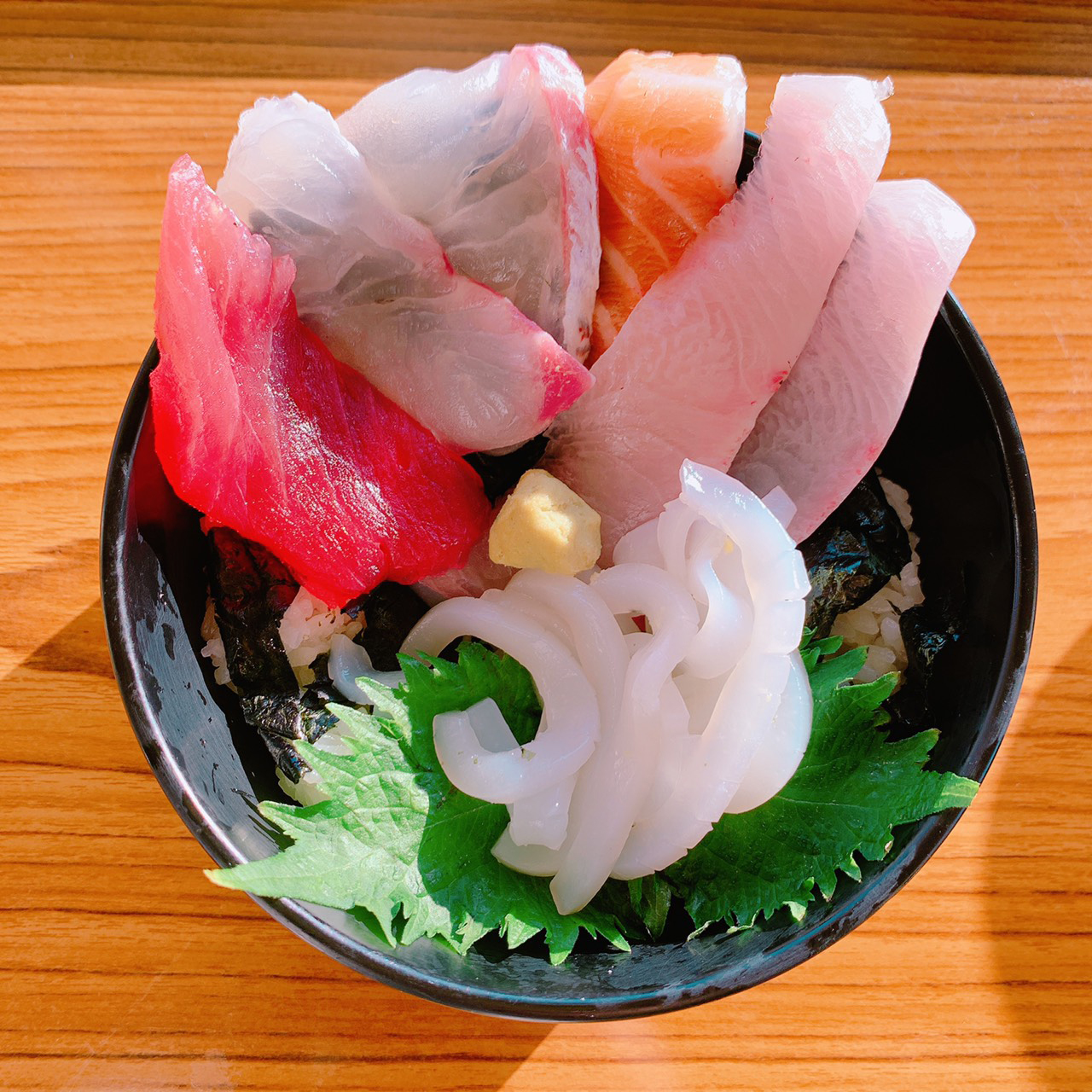 「神戸漁師獲れたてはみだし海鮮丼」1,000円（税込）