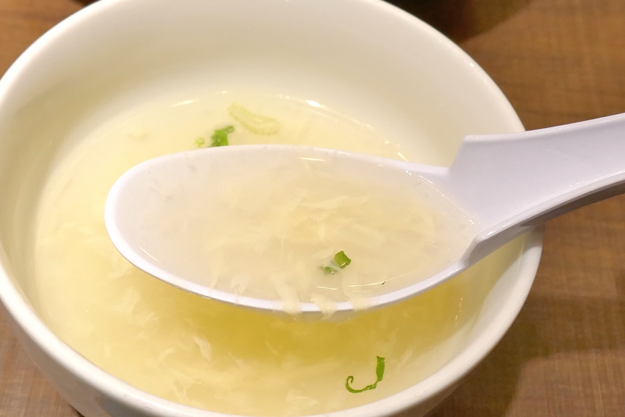 溶き卵が入ったスープは優しい風味が効いてオイリーな「禁断のタルタル油淋鶏炒飯」とマッチ！