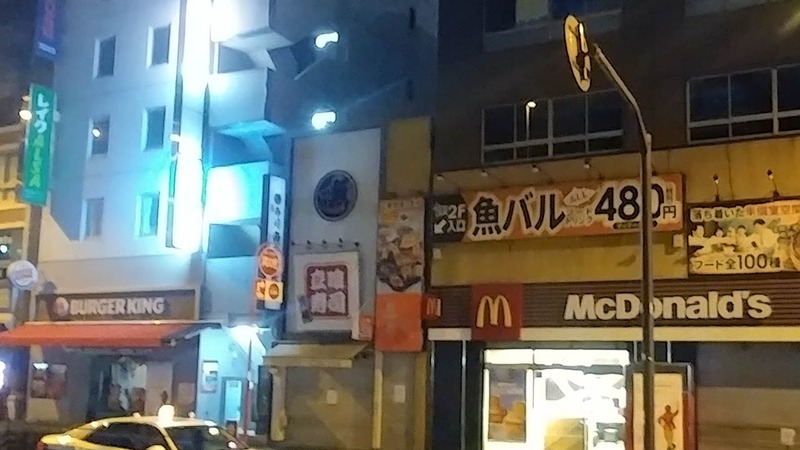 「マクドナルド 秋葉原昭和通り店」と「バーガーキング 秋葉原昭和通り店」が2軒挟んで並んでいます