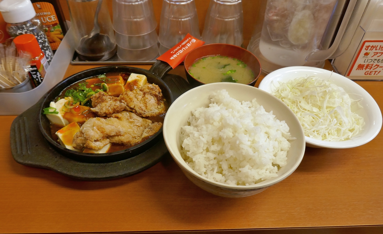 「麻婆豆腐＆若鶏竜田定食」は、メインの麻婆豆腐＆若鶏竜田に加えてみそ汁、キャベツサラダ、ご飯がついてボリュームも十分！