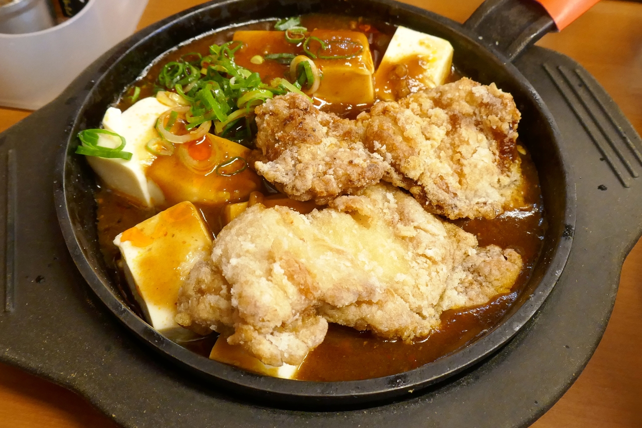 メインの麻婆豆腐＆若鶏竜田は、豆腐も若鶏竜田もビッグで食べごたえのありそうな姿にうっとり！
