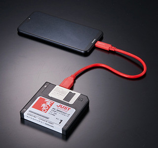 ジャストシステムオリジナルケーブル(RED)は付属しません。別途モバイルバッテリー充電用マイクロUSBケーブルが付属します