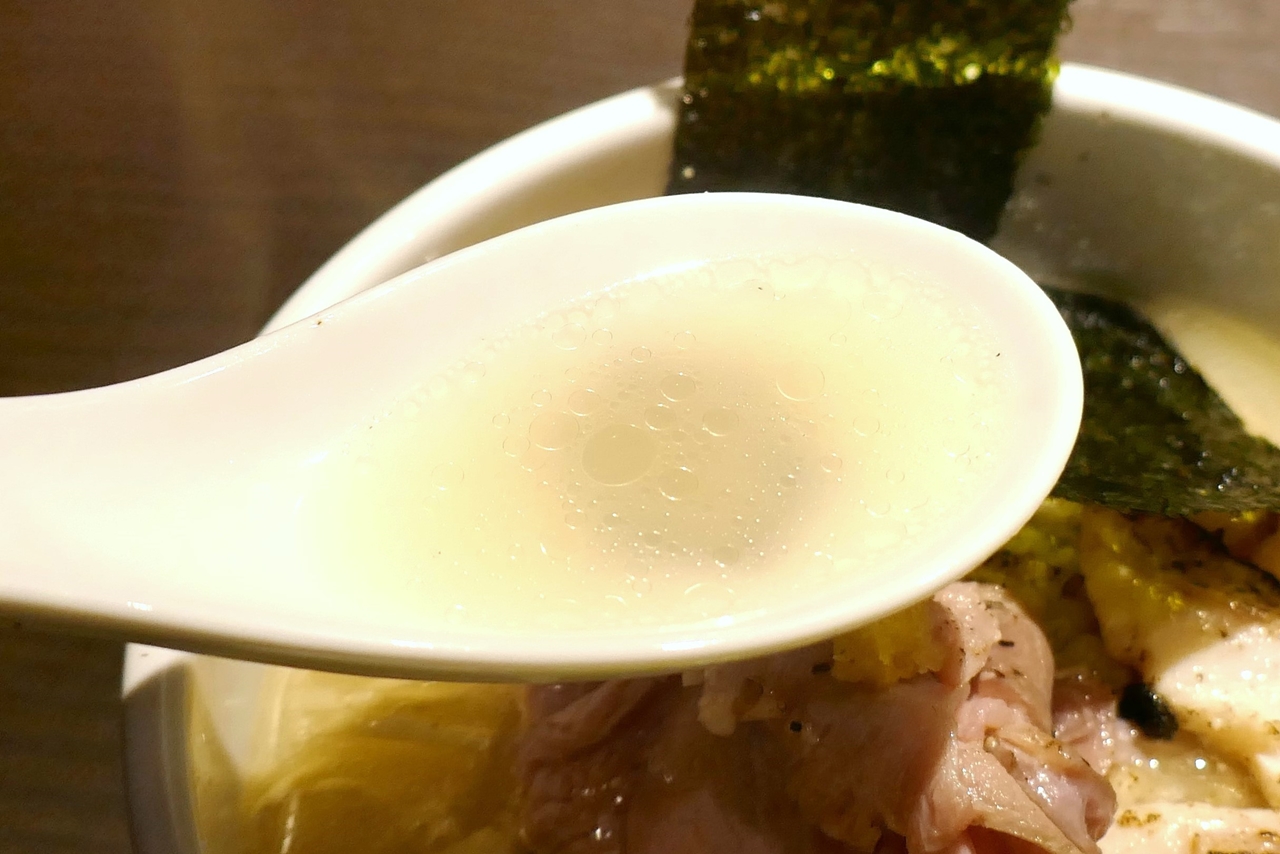 そのまま飲んでも鯛の美味しさ満点なスープですが、ゆずを溶くことで別次元な美味しさに進化！