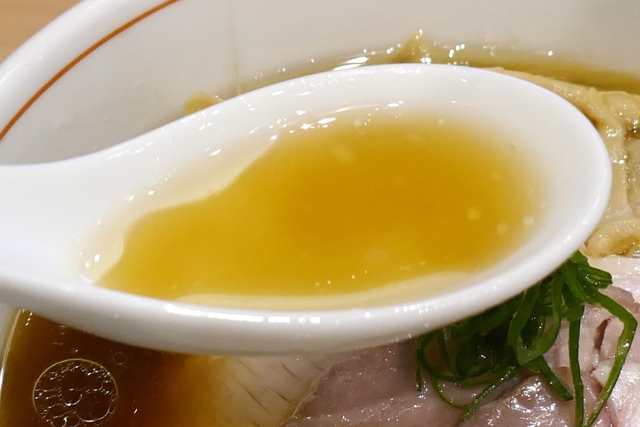 スープは鶏の旨味と醤油の風味がバランス良く馴染んで上品な美味しさ！