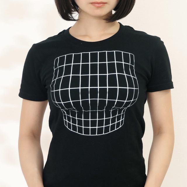 あの胸を膨らませる錯覚tシャツに新色登場 ありがとう錯視 妄想マッピングtシャツ の新色night Blueとblackがヴィレヴァンオンラインでも取扱開始 ネタとぴ