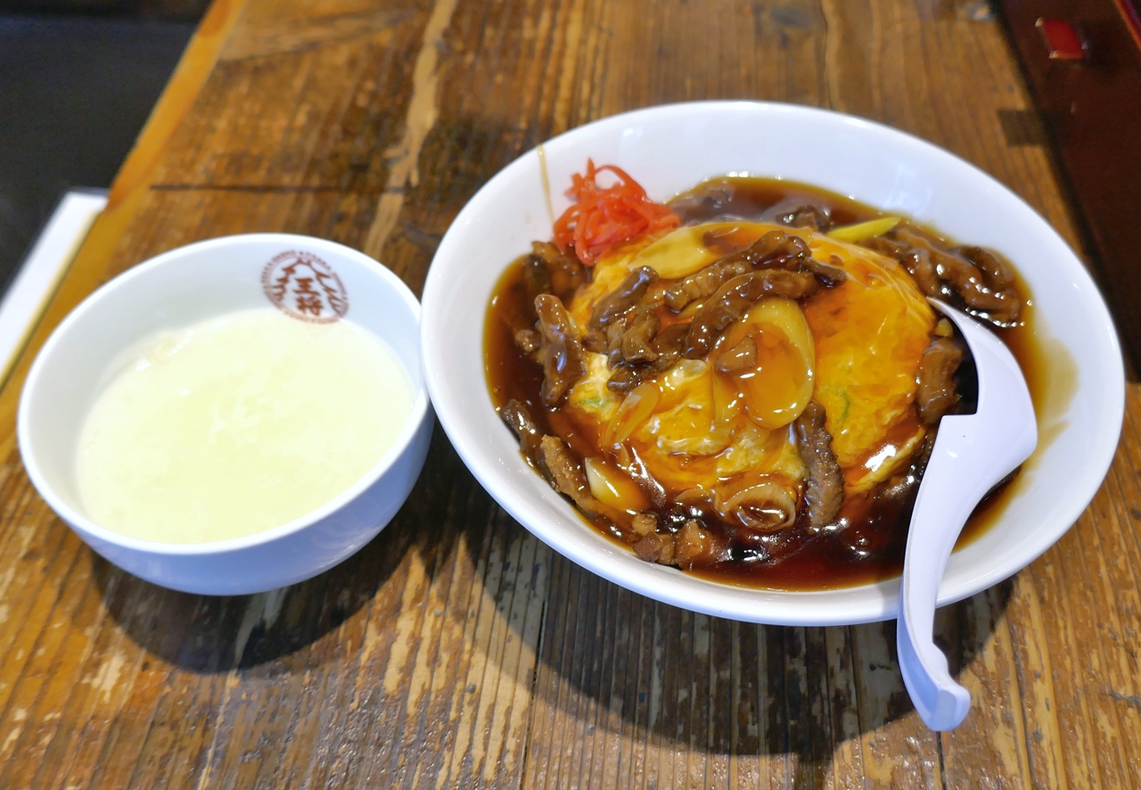 「史上最強の肉絲(ルースー)天津炒飯　大盛」は、スープがセットされています