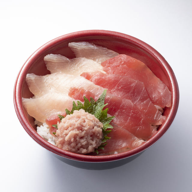 税込500円の持ち帰り専用海鮮丼ぶり はま寿司が人気ネタをトッピング