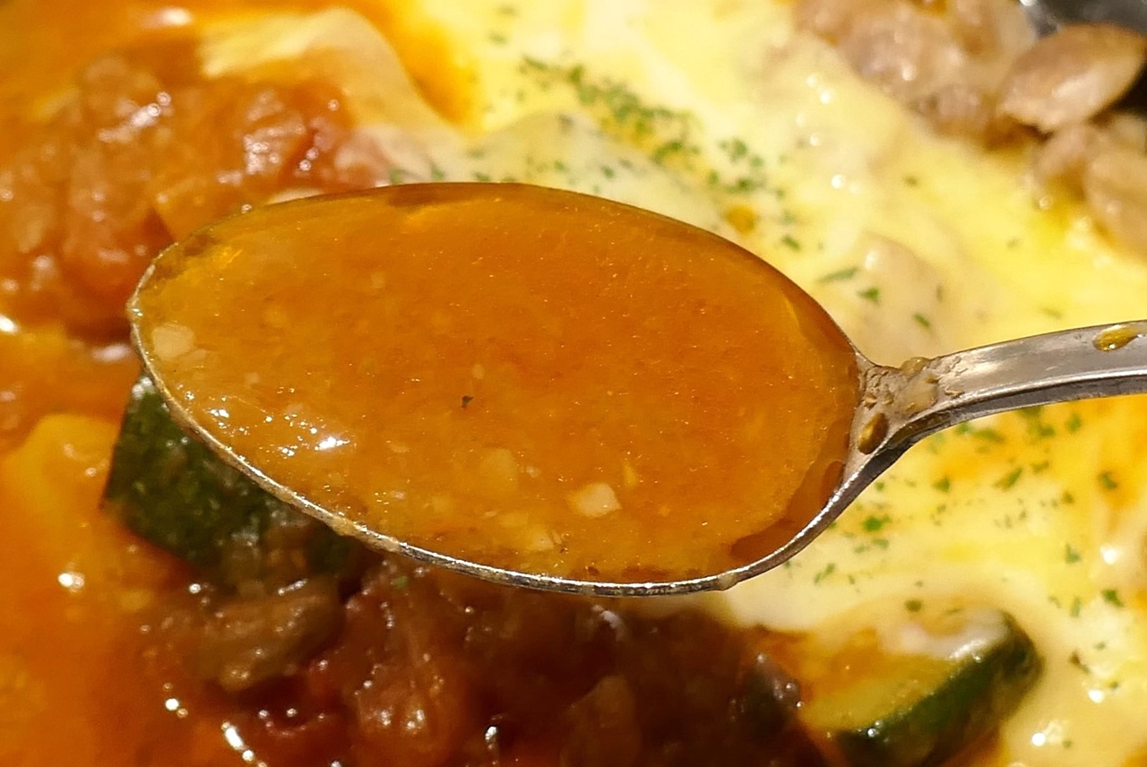 味のベースとなるスープはトマトとにんにくの風味がどちらもパワフル！