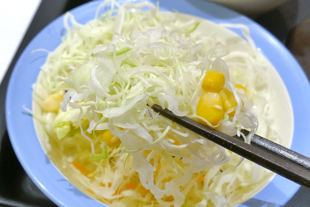 熱々濃いめなウマさのカチャトーラはご飯以上に生野菜サラダがマッチ！