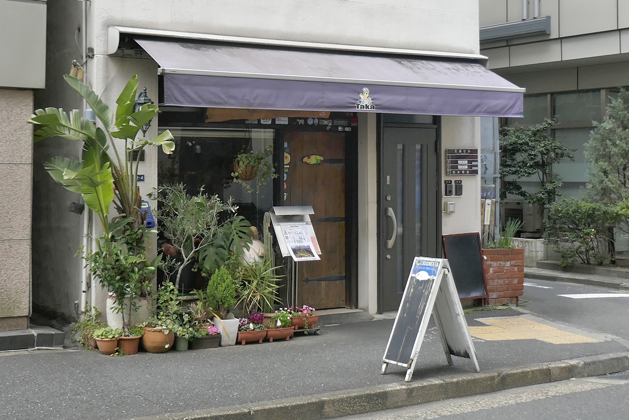 「荒井商店」は、新橋駅から浜松町駅方面へ歩くこと7分ほど