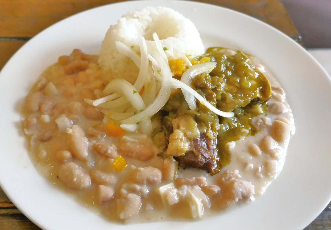 1つのお皿の上にペルーのカナリオ豆の煮込み、パクチーと玉ねぎでじっくり煮込んだ牛肉と豆、ご飯が盛り付けられてボリュームも十分！